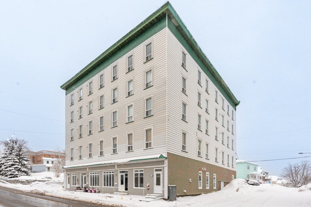 5671 Saint-Louis St in Lévis, QC - Building Photo