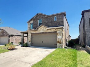 1821 Ferguson Ln in McKinney, TX - Foto de edificio - Building Photo