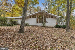 135 Lizzie Mills Rd in Castleton, VA - Building Photo