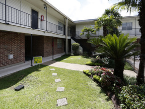 Chateau Lafayette Apartments in Lafayette, LA - Building Photo - Building Photo