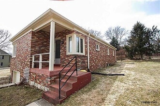 1745 Loras Blvd in Dubuque, IA - Foto de edificio - Building Photo