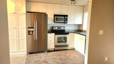 485 SW Bayshore Dr in Oak Harbor, WA - Building Photo - Building Photo