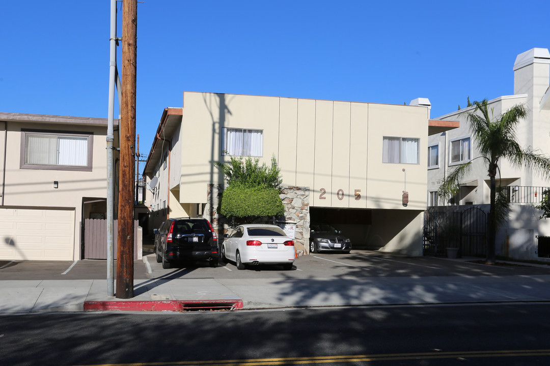 205 N Adams St in Glendale, CA - Building Photo