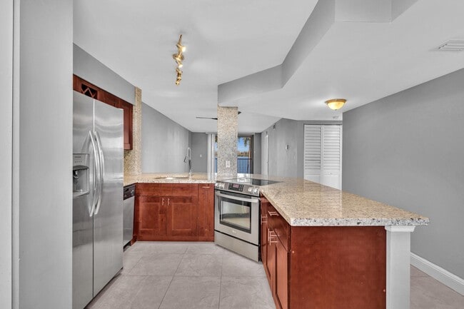 118 Lake Emerald Dr in Oakland Park, FL - Building Photo - Building Photo