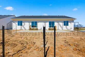 5243 N Pinecrest Ct in Bel Aire, KS - Building Photo - Building Photo