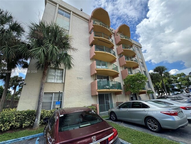 9360 Fontainebleau Blvd in Miami, FL - Building Photo - Building Photo