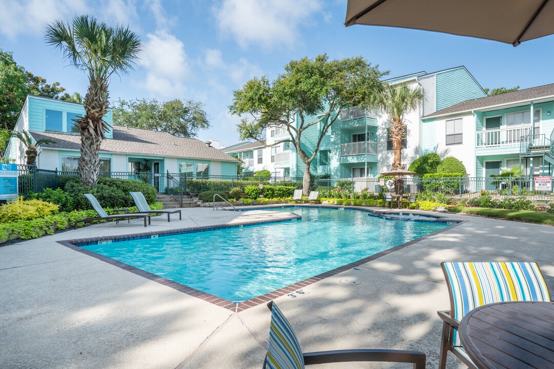 Village by the Sea in Galveston, TX - Foto de edificio
