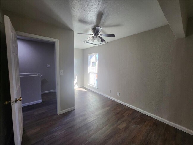 11000 Kinghurst Dr in Houston, TX - Building Photo - Building Photo