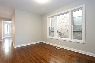 2047 W Evergreen Ave in Chicago, IL - Building Photo - Building Photo