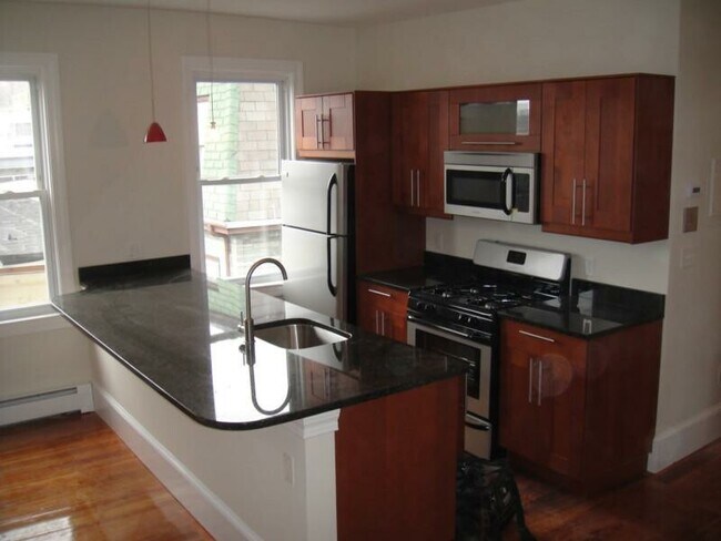 12 Wensley St, Unit 1 in Boston, MA - Foto de edificio - Building Photo