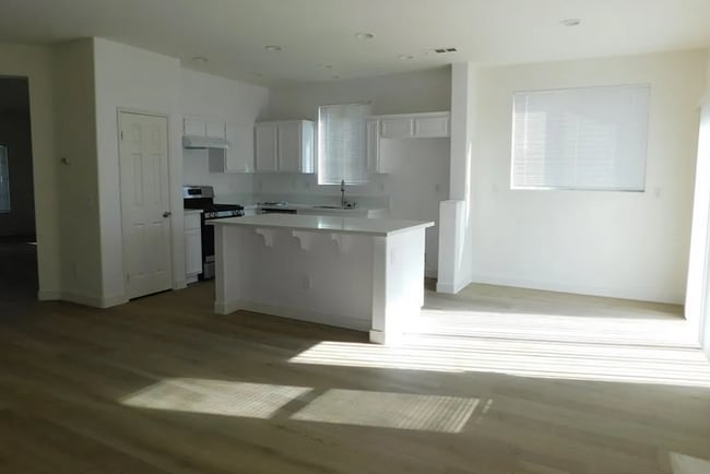 11765 Winewood St in Victorville, CA - Foto de edificio - Building Photo