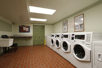 Park Wellington Apartments in Chicago, IL - Building Photo - Interior Photo