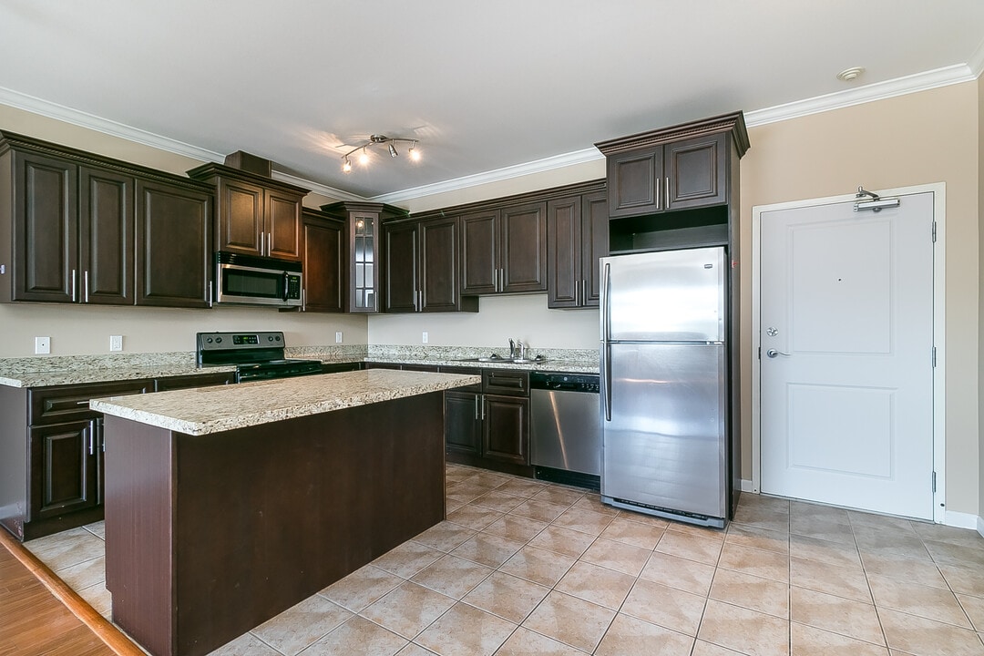 22363 Selkirk Ave in Maple Ridge, BC - Building Photo
