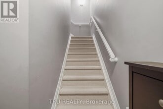 122 Lindenshade Dr in Ottawa, ON - Building Photo - Building Photo