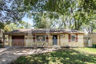 7127 Maple St in Overland Park, KS - Foto de edificio - Building Photo