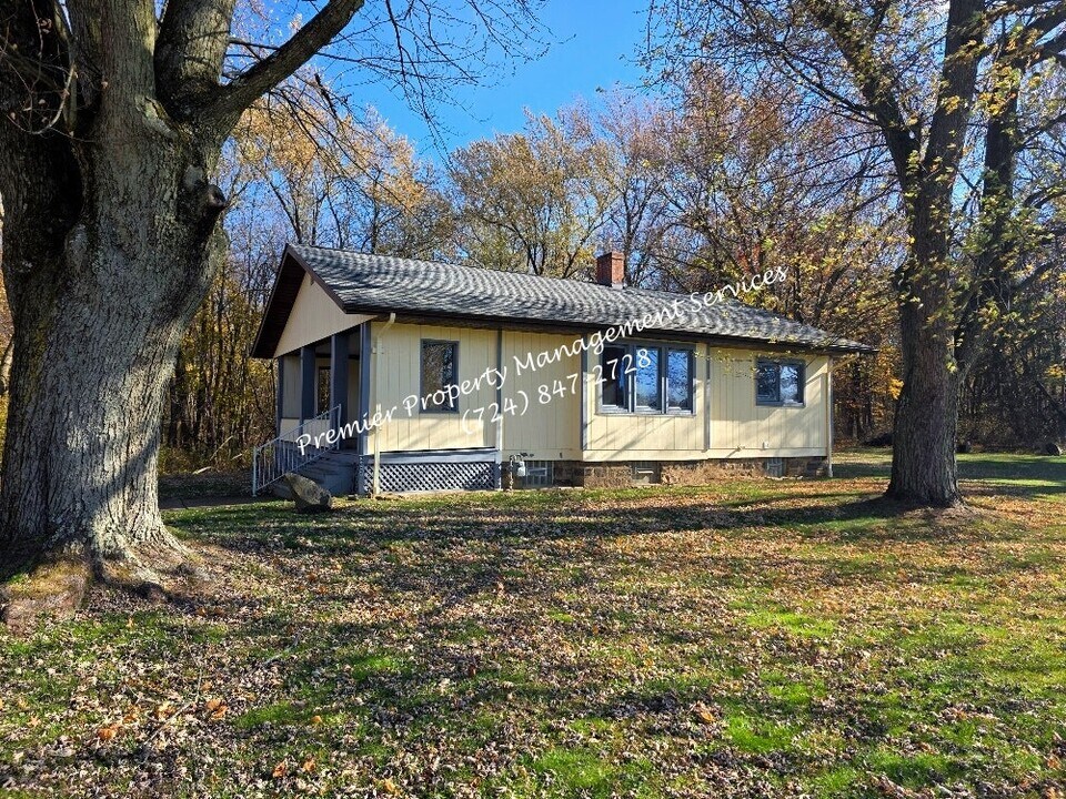 2454 Darlington Rd in Beaver Falls, PA - Building Photo