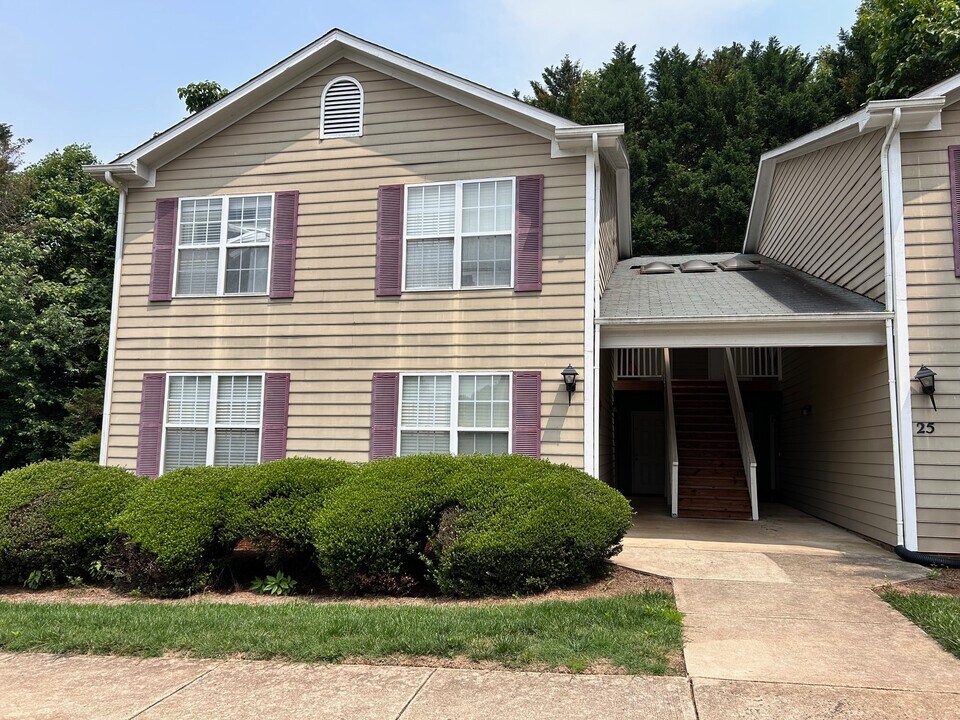 25 Meadowood Glen Way in Greensboro, NC - Building Photo