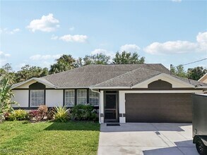 1570 Golden Gate Blvd W in Naples, FL - Foto de edificio - Building Photo