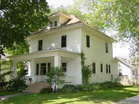 1403 Washington St in Cedar Falls, IA - Building Photo