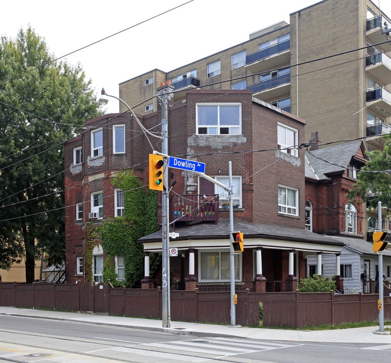 Dowling Residence in Toronto, ON - Building Photo