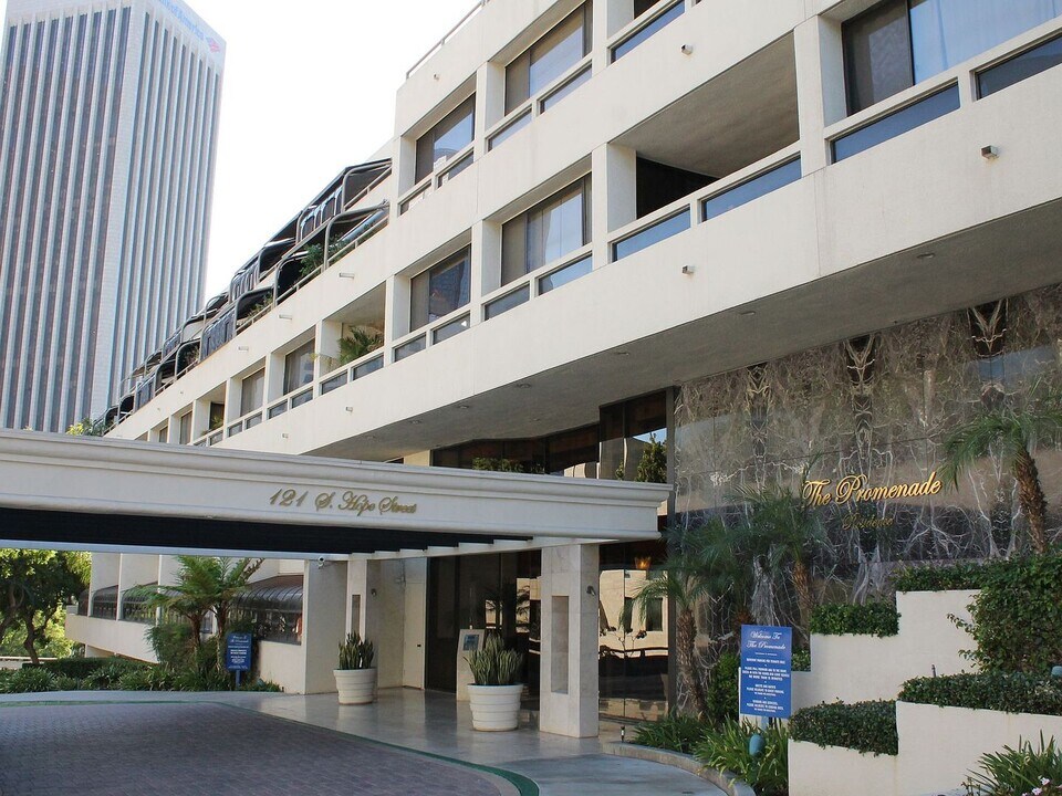 121 S Hope St in Los Angeles, CA - Building Photo