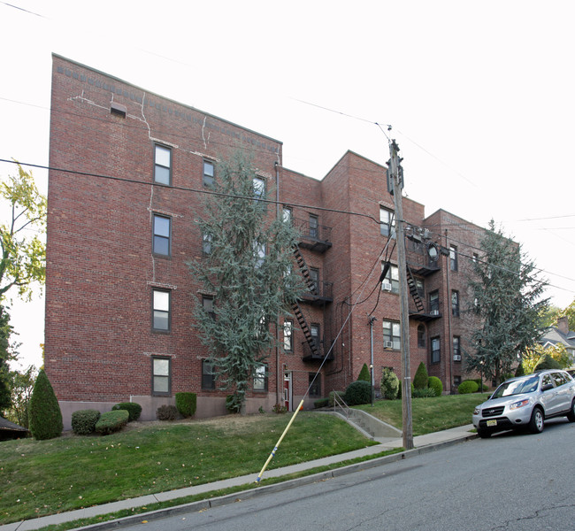 Grandview Apartments in Hasbrouck Heights, NJ - Foto de edificio - Building Photo