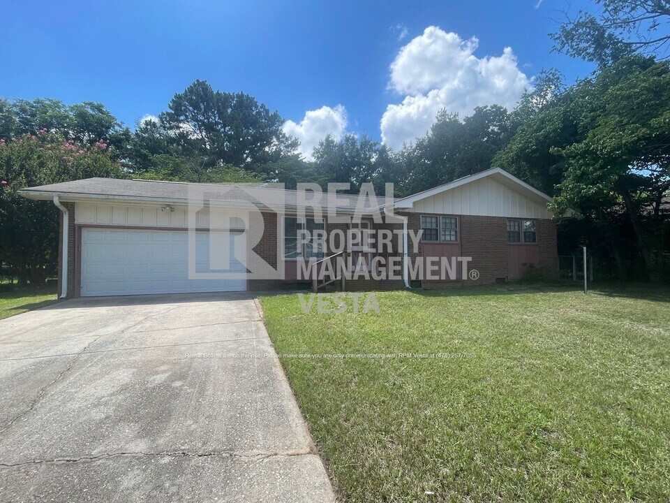 211 Burns Dr in Warner Robins, GA - Building Photo