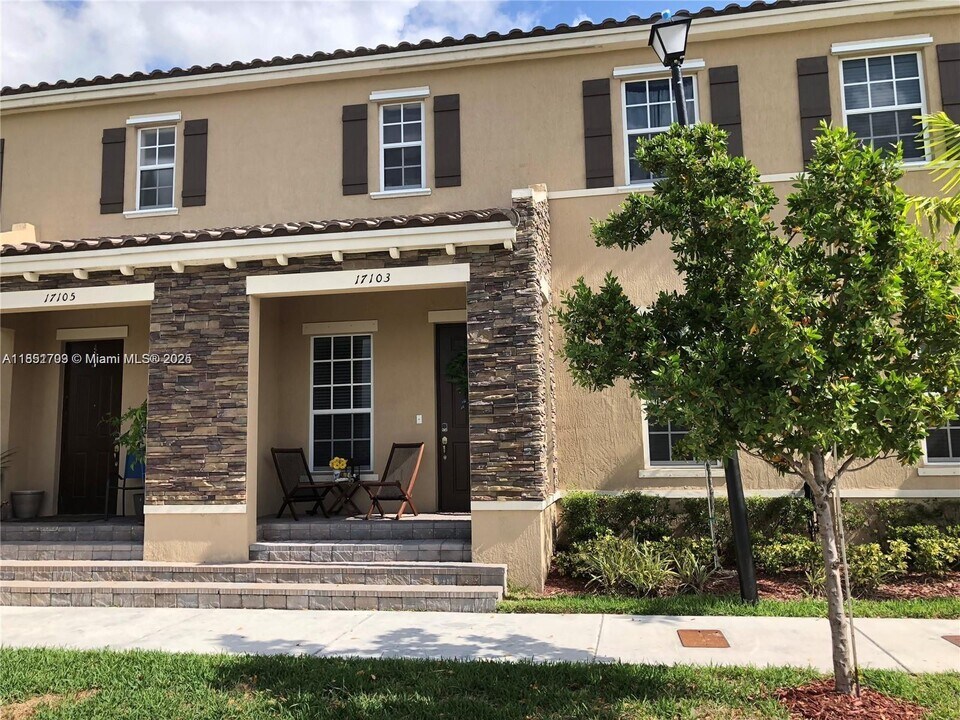 17103 SW 96th St in Miami, FL - Building Photo