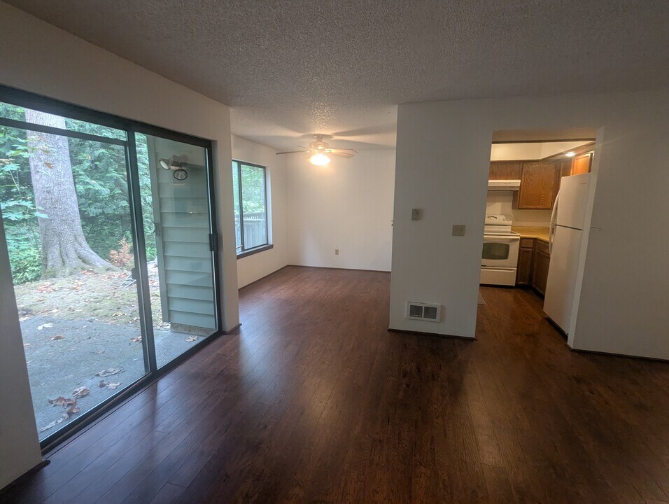 12721 NE 129th Ct, Unit F in Kirkland, WA - Building Photo