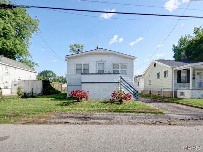 property at 209 W Arlee Ave