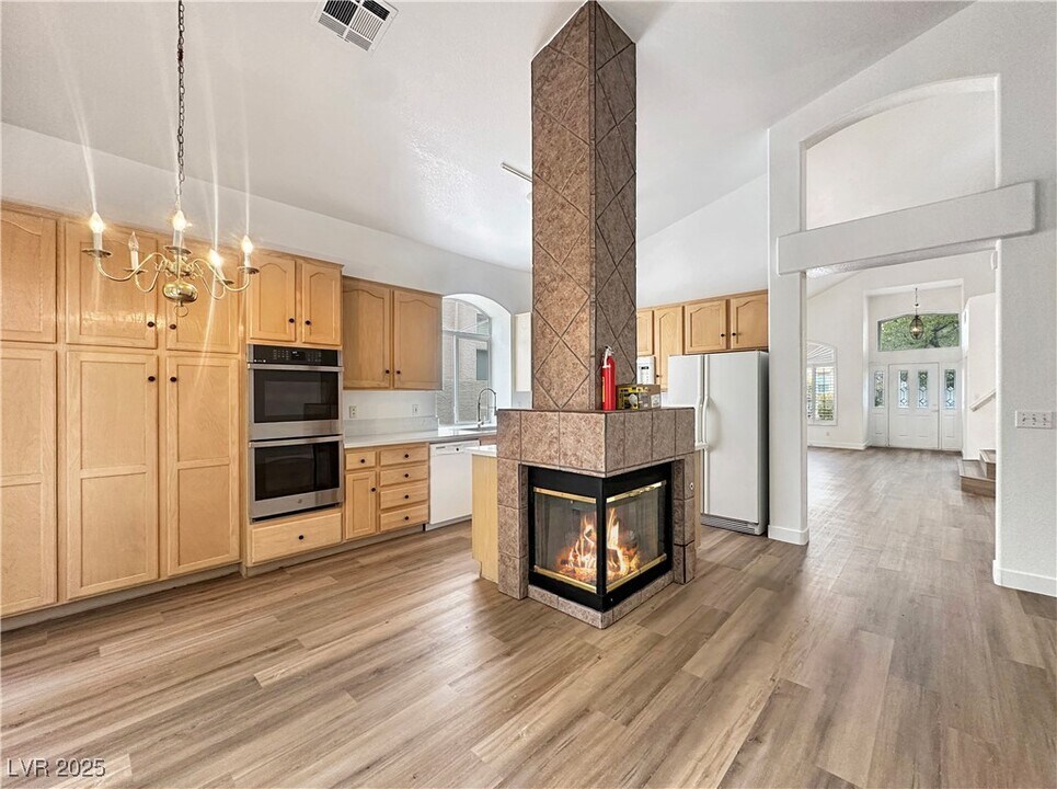 2424 Shady Vista Dr in Las Vegas, NV - Building Photo