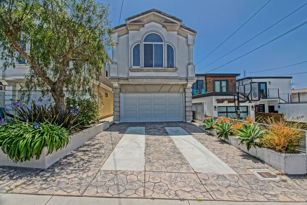 1738 Spreckels Ln in Redondo Beach, CA - Building Photo