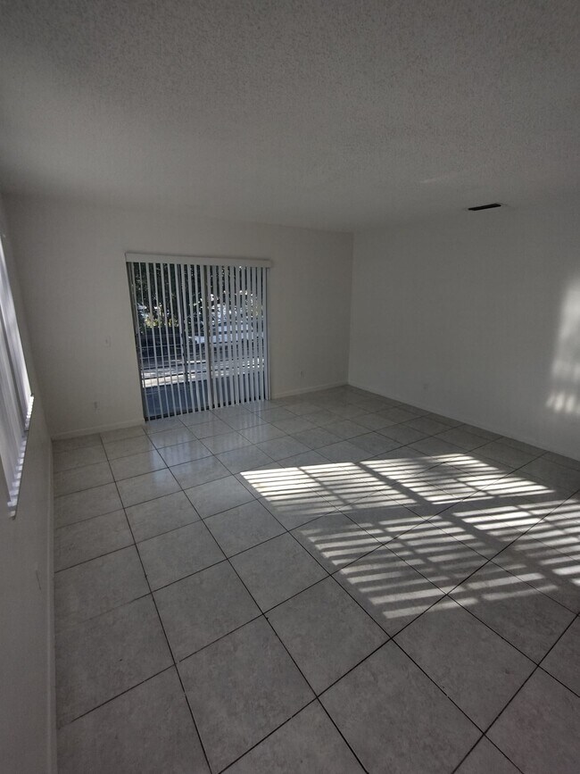 6013 SW 35th St in Miramar, FL - Building Photo - Building Photo