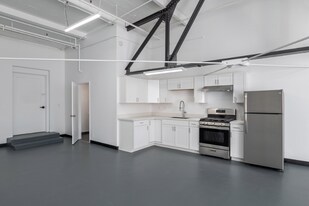 6221 Hollis St in Emeryville, CA - Building Photo