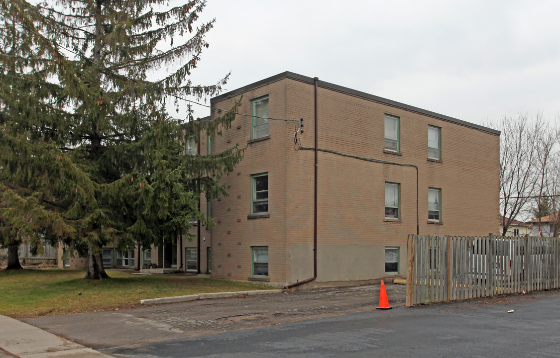 41 Russett Ave in Oshawa, ON - Building Photo