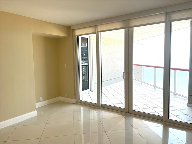 6767 Collins Ave, Unit 1602 in Miami, FL - Building Photo - Building Photo