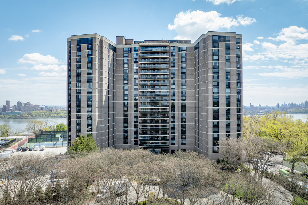 Atrium Palace Condominiums in Fort Lee, NJ - Foto de edificio