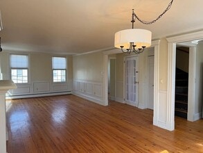 9 Charles St, Unit 2 in Newburyport, MA - Foto de edificio - Building Photo