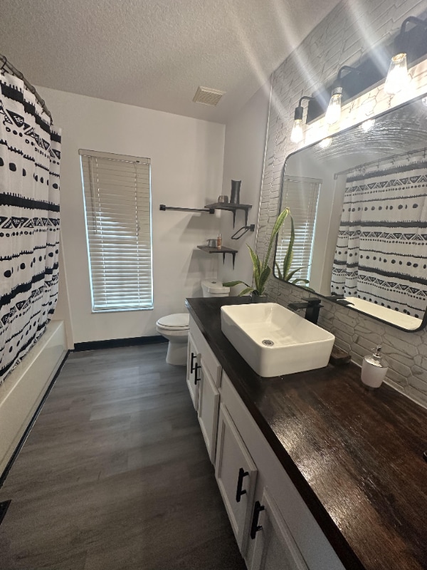 property at 2142 Blackstone Landing Dr