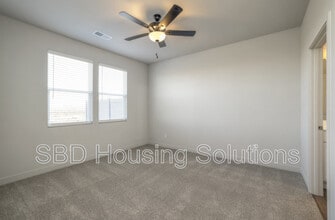 12415 S Parkwood Ln in Lee's Summit, MO - Building Photo - Building Photo