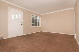 257 E 250th St in Euclid, OH - Building Photo - Building Photo