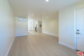 2718 W 70th St in Los Angeles, CA - Building Photo - Building Photo