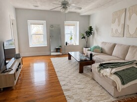 136 W 7th St in Boston, MA - Building Photo