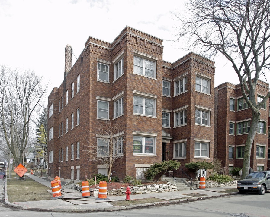 1902 E Linnwood Ave in Milwaukee, WI - Building Photo