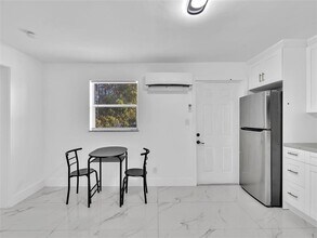 4941 SW 44th Ave, Unit Efficiency in Fort Lauderdale, FL - Building Photo - Building Photo