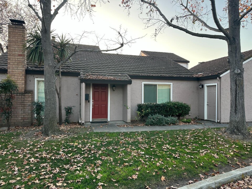 2506 Roblar Ln in Santa Clara, CA - Building Photo