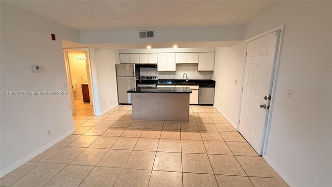 4055 W McNab Rd in Pompano Beach, FL - Foto de edificio - Building Photo