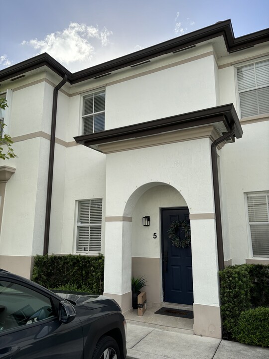 8001 W 36th Ave in Hialeah, FL - Building Photo