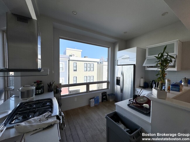 40 Washburn St, Unit #1 in Boston, MA - Foto de edificio - Building Photo