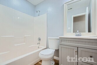 1204 Crabtree Ct in Cedar Hill, TX - Foto de edificio - Building Photo